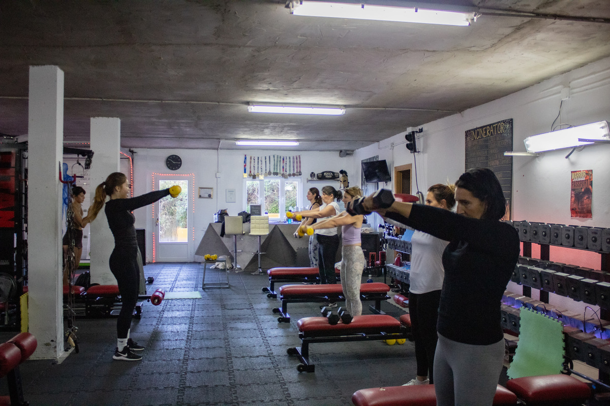 Entrenamiento en grupo con pesas en Sotogrande 1 IMG 5577